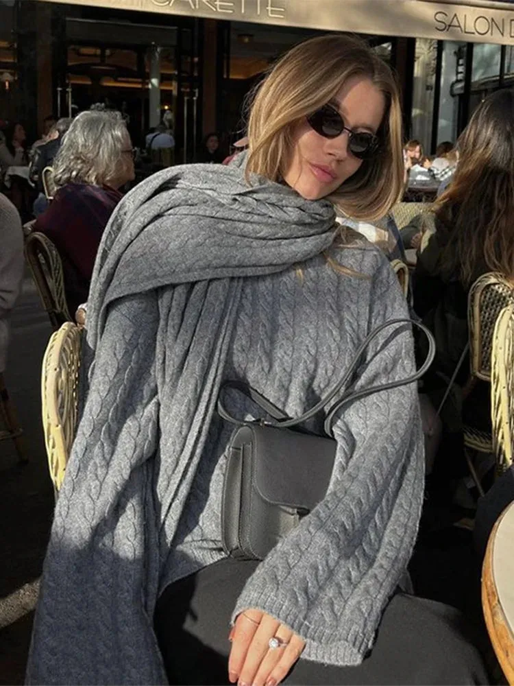 Amanza - Cable knit jumper with attached scarf