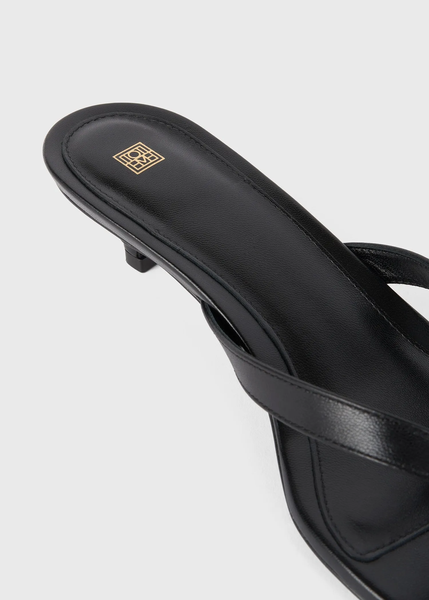 Leather heeled flip flops black