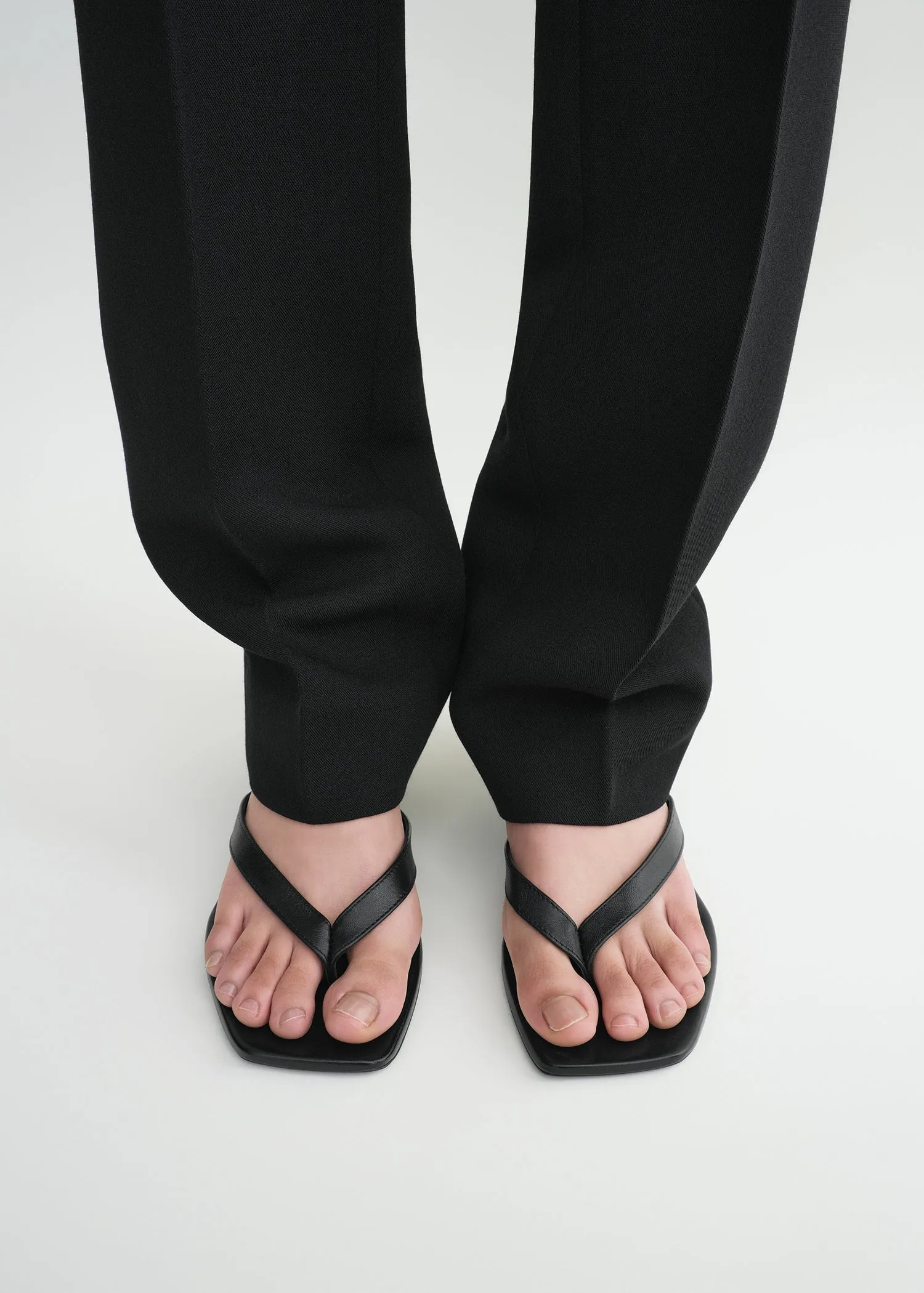 Leather heeled flip flops black